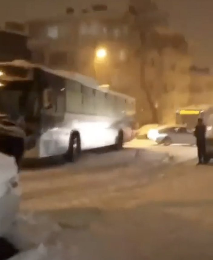 Ankara'da kar bastırdı: Vatandaş seferber oldu