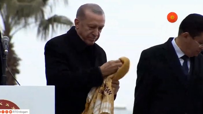 Cumhurbaşkanı Erdoğan, üzerine taktığı poşuyu genç kıza hediye etti