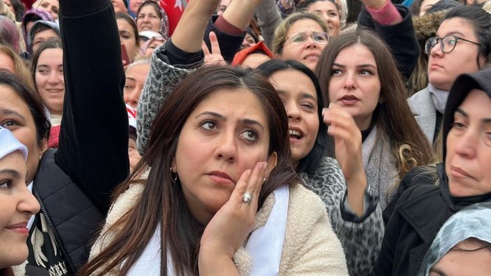 Cumhurbaşkanı Erdoğan, üzerine taktığı poşuyu genç kıza hediye etti