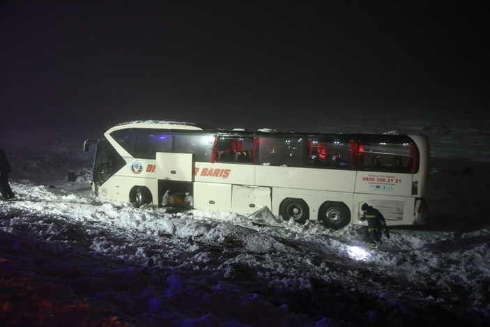 Diyarbakır-Şanlıurfa karayolunda yolcu otobüsü şarampole devrildi