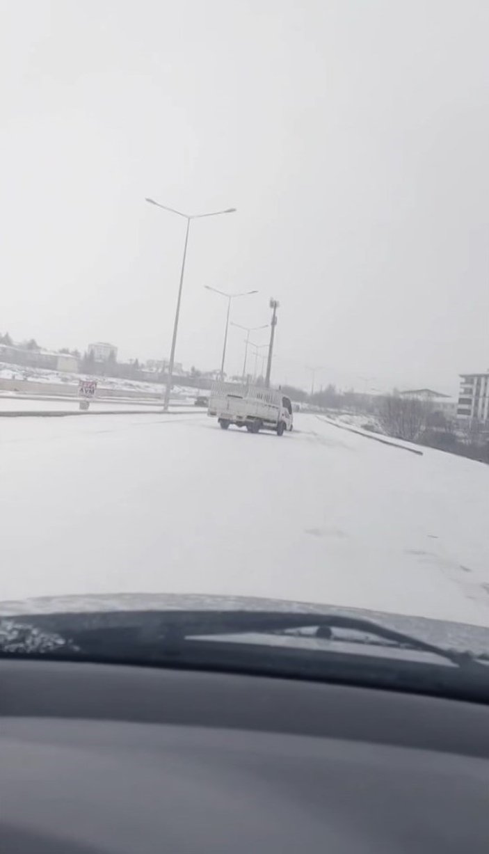 Elazığ'da bir sürücü pikapla drift attı