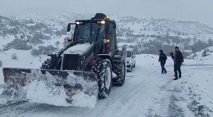 Elazığ'da kar yağışı: Araçlar mahsur kaldı