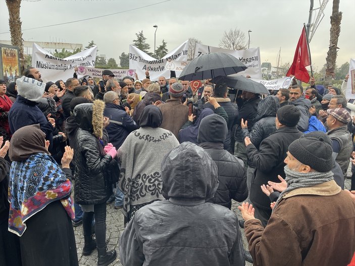 İzmir'deki Romanlar, İsveç'te Kur'an-ı Kerim yakılmasına tepki gösterdi