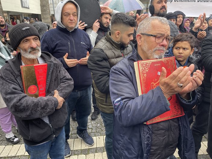 İzmir'deki Romanlar, İsveç'te Kur'an-ı Kerim yakılmasına tepki gösterdi