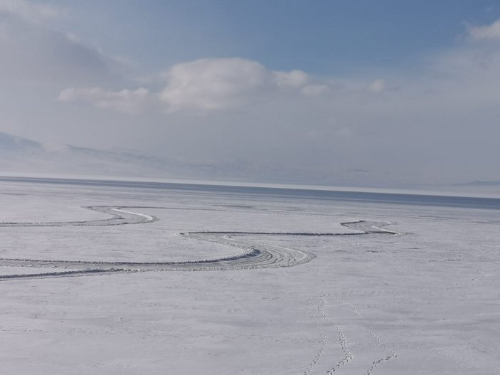 Çıldır Gölü'nde kar temizliği yapan traktör suya gömüldü, sürücü son anda kurtuldu #3