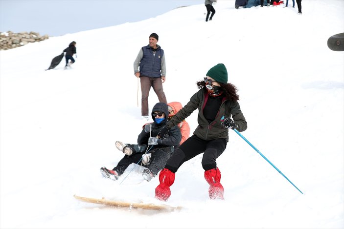 Rize'de lazboard ile kayak şenliği düzenlendi: Vatandaşlar kıyasıya yarıştı