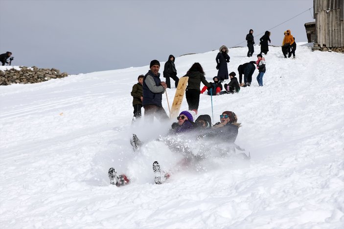 Rize'de lazboard ile kayak şenliği düzenlendi: Vatandaşlar kıyasıya yarıştı