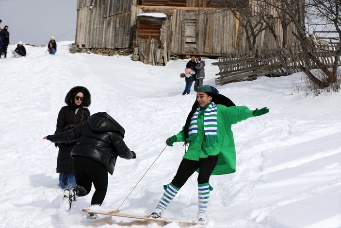 Rize'de lazboard ile kayak şenliği düzenlendi: Vatandaşlar kıyasıya yarıştı