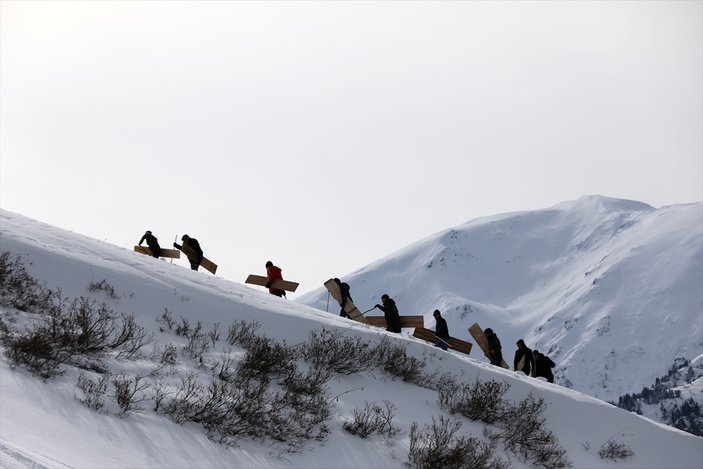 Rize'de lazboard ile kayak şenliği düzenlendi: Vatandaşlar kıyasıya yarıştı