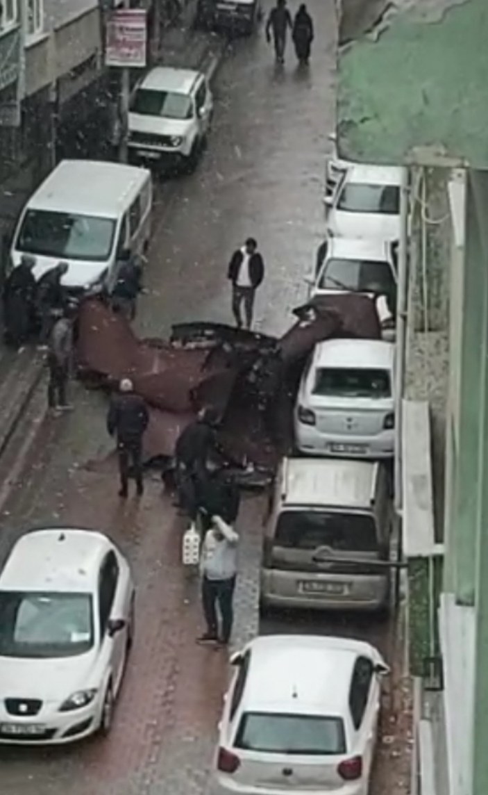 Sultangazi'de çatı uçtu, 3 otomobil zarar gördü #1