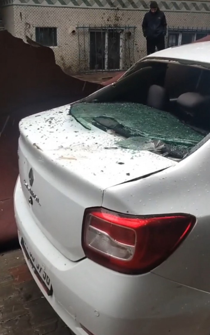 Sultangazi'de çatı uçtu, 3 otomobil zarar gördü #3