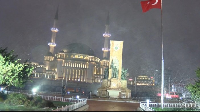 İstanbul’da yağan kar Taksim Meydanı'nda etkili oldu #1