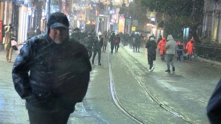 İstanbul’da yağan kar Taksim Meydanı'nda etkili oldu #2