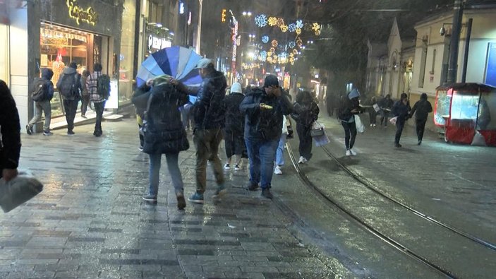 İstanbul’da yağan kar Taksim Meydanı'nda etkili oldu #3