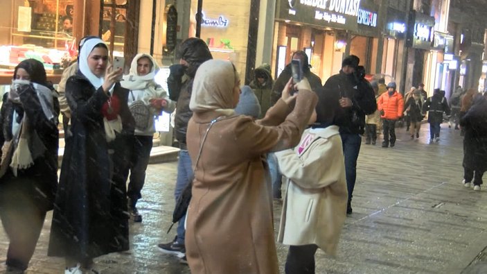 İstanbul’da yağan kar Taksim Meydanı'nda etkili oldu #4