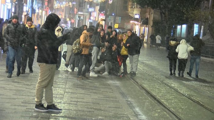 İstanbul’da yağan kar Taksim Meydanı'nda etkili oldu #5