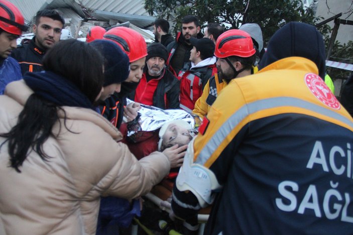 Kahramanmaraş'ta 14 yaşındaki Fatma enkazdan 15 saat sonra kurtarıldı