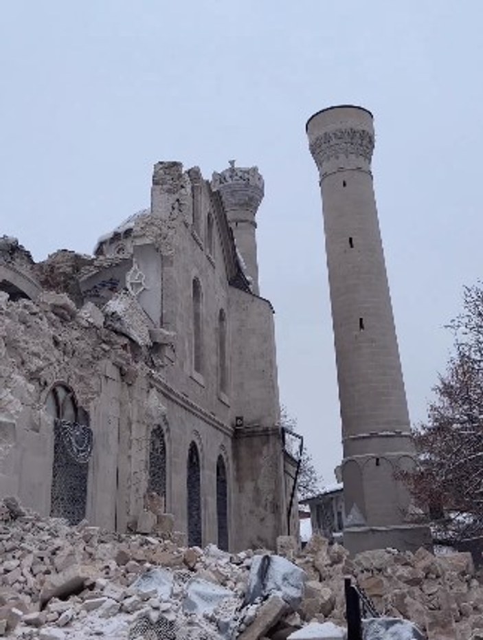 Malatya'nın sembolü olan tarihi Yeni Camii depremde yıkıldı