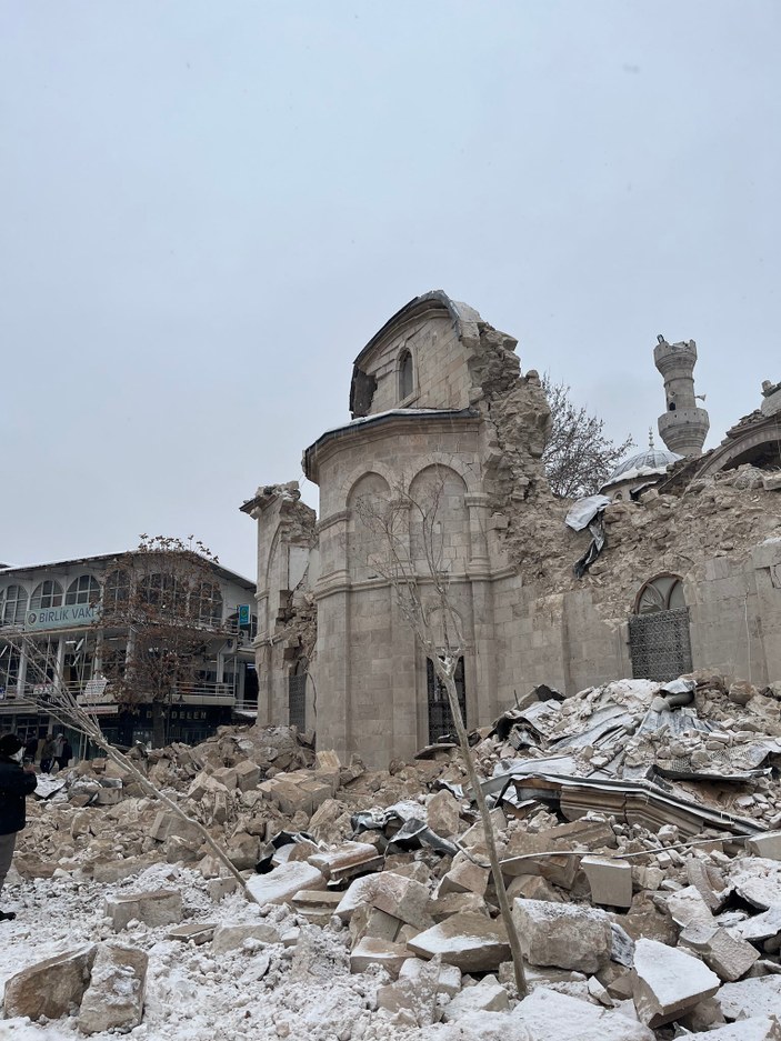 Malatya'nın sembolü olan tarihi Yeni Camii depremde yıkıldı