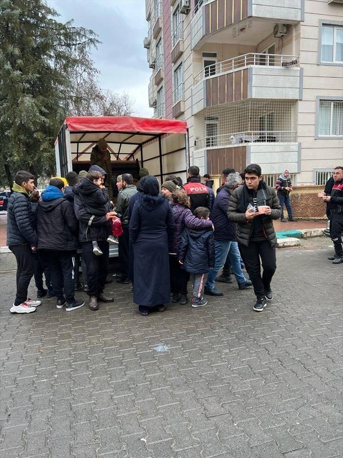 Mehmetçik'ten depremzedelere sıcak yemek dağıtımı