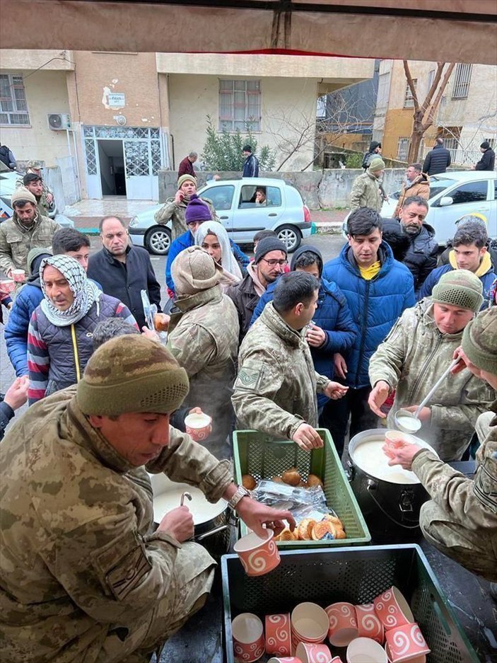 Mehmetçik'ten depremzedelere sıcak yemek dağıtımı