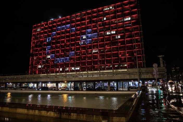 Tel Aviv belediye binası Türk bayrağıyla aydınlatıldı