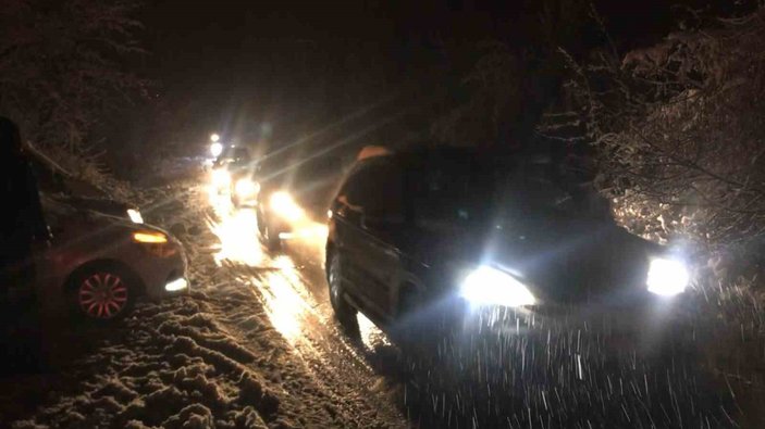 Yoğun kar yağışından ötürü onlarca araç, yüzlerce kişi mahsur kaldı #6