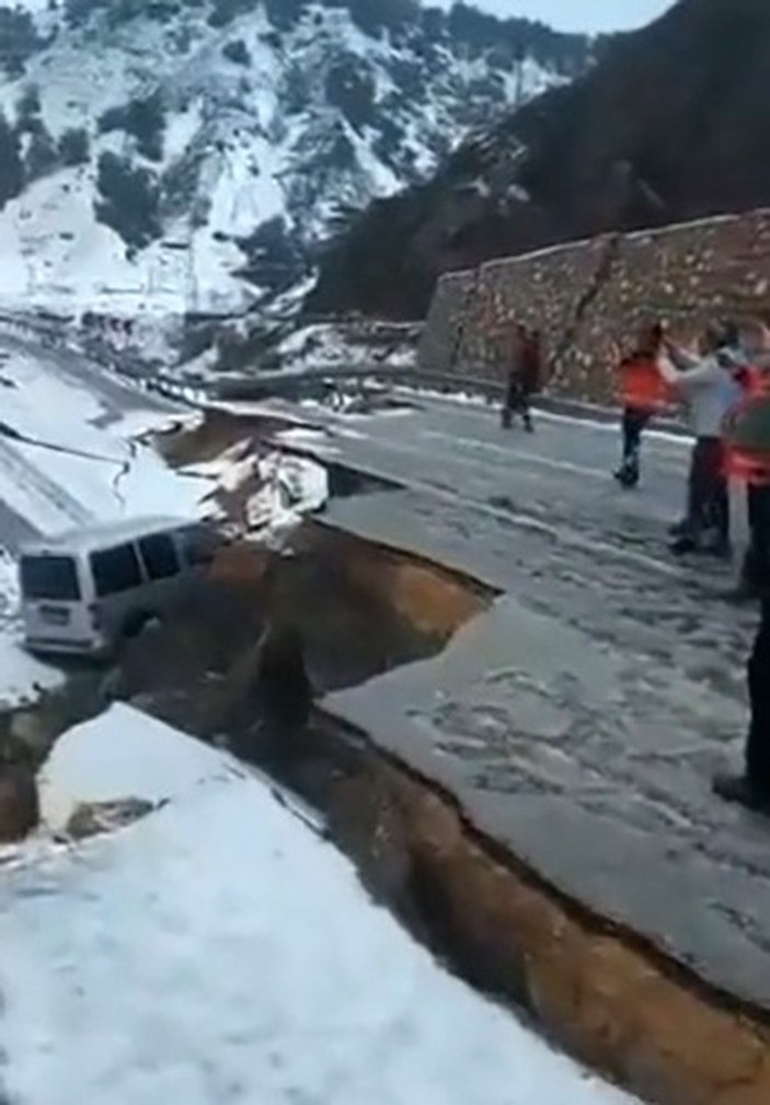 Depremin ardından çöken Adana-Gaziantep arasındaki yol onarılıyor