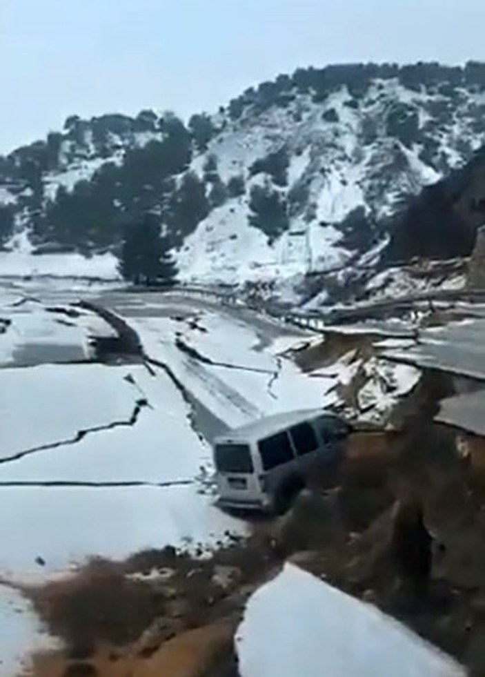 Depremin ardından çöken Adana-Gaziantep arasındaki yol onarılıyor