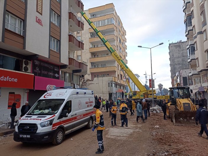 Gaziantep'te yıkılan binanın enkazından 28 saat sonra 4 kişi kurtarıldı