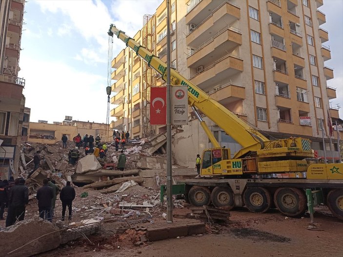 Gaziantep'te yıkılan binanın enkazından 28 saat sonra 4 kişi kurtarıldı