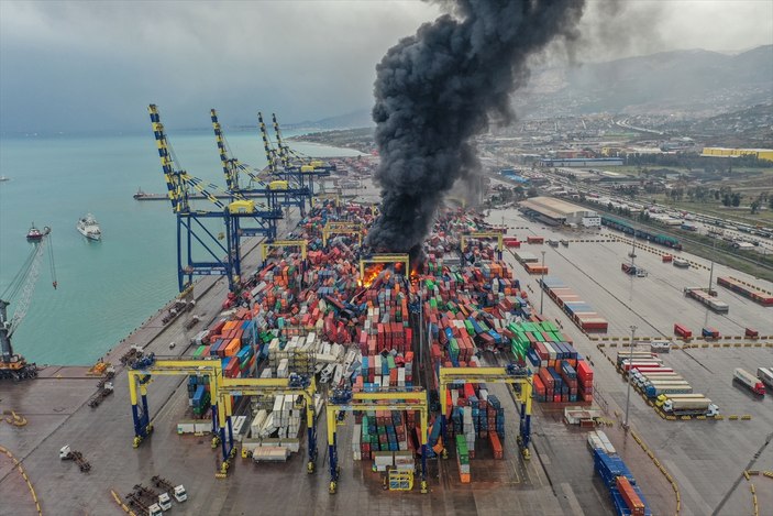 İskenderun Limanı'nda depremde devrilen konteynerlerde çıkan yangın devam ediyor