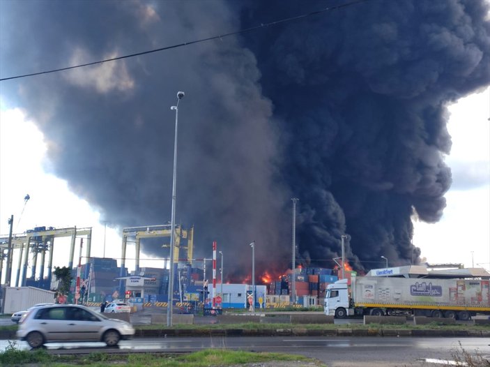 İskenderun Limanı'nda depremde devrilen konteynerlerde çıkan yangın devam ediyor