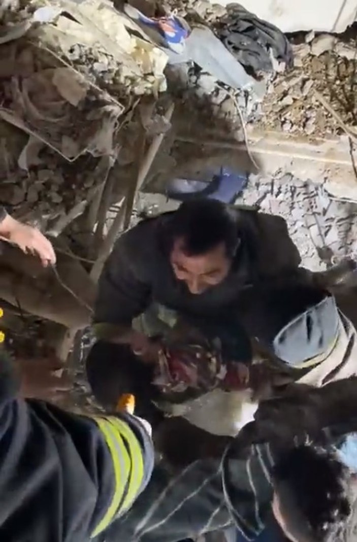 Malatya'da depremden 19 saat sonra enkaz altından bir bebek kurtarıldı