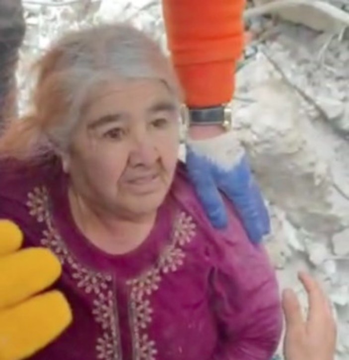Çorum'dan giden ekipler 56 saattir enkaz altında olan kadını kurtardı