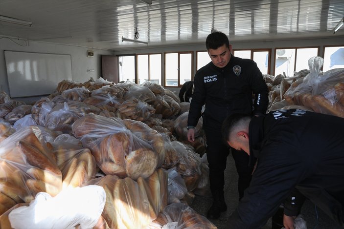 İzmir'den gönüllü 225 polis deprem bölgesine gidiyor