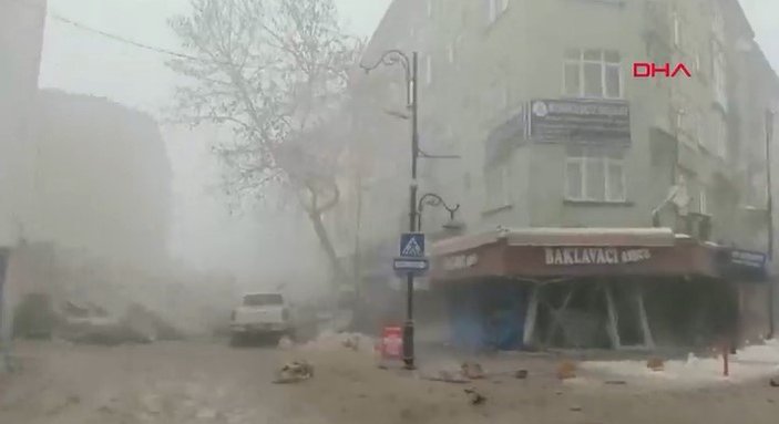 Malatya'da 4 katlı binanın çökme anı kamerada
