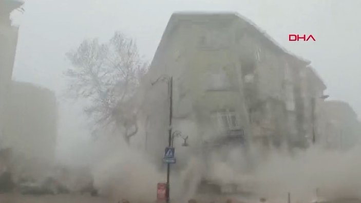Malatya'da 4 katlı binanın çökme anı kamerada