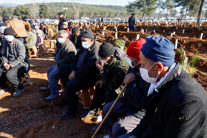 Deprem kayıplarımız toprağa veriliyor