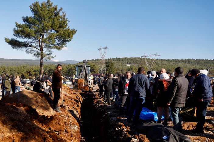 Deprem kayıplarımız toprağa veriliyor