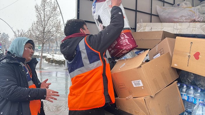 Hayvanseverlerden deprem bölgesine mama yardımı