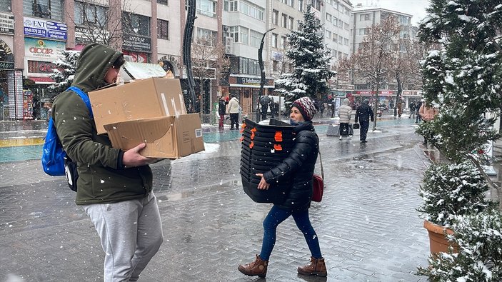 Hayvanseverlerden deprem bölgesine mama yardımı