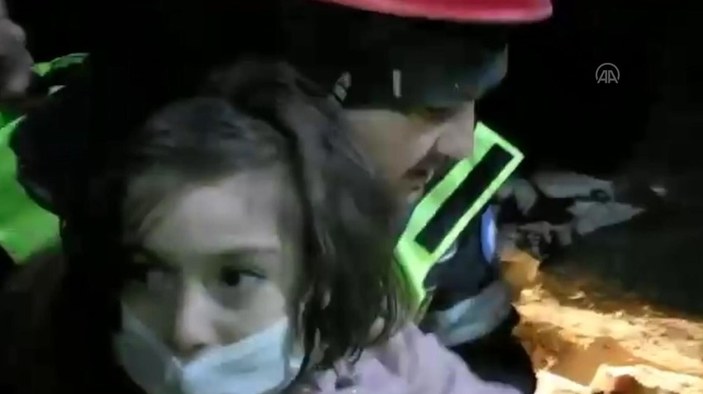 Kahramanmaraş'ta ekipler, enkaz altındaki kişiyi görüntülü arayarak yerini tespit etti