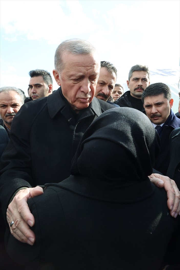 Cumhurbaşkanı Erdoğan, Adıyaman’da depremzedeleri kucakladı