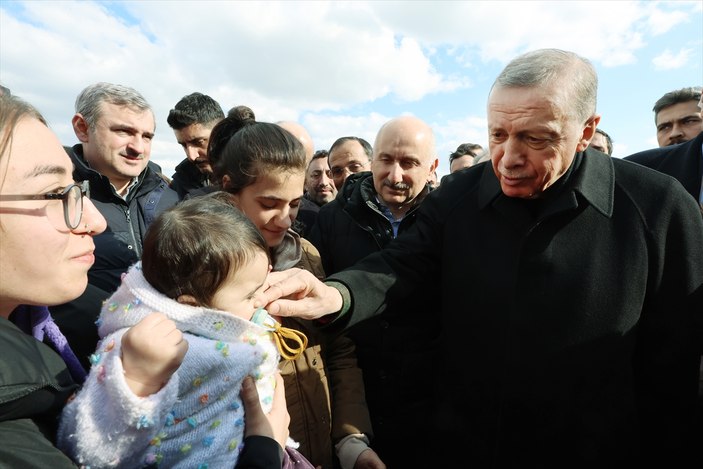 Cumhurbaşkanı Erdoğan, Adıyaman’da depremzedeleri kucakladı