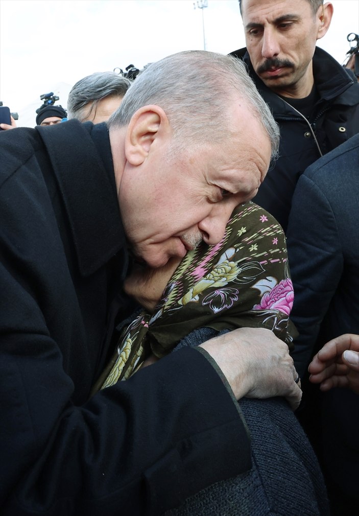 Cumhurbaşkanı Erdoğan, Adıyaman’da depremzedeleri kucakladı