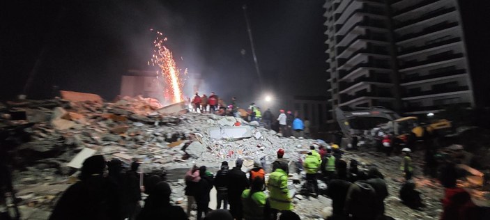 Depremin 5'inci gününde enkazdaki 9 kişi için zamana karşı yarış #5