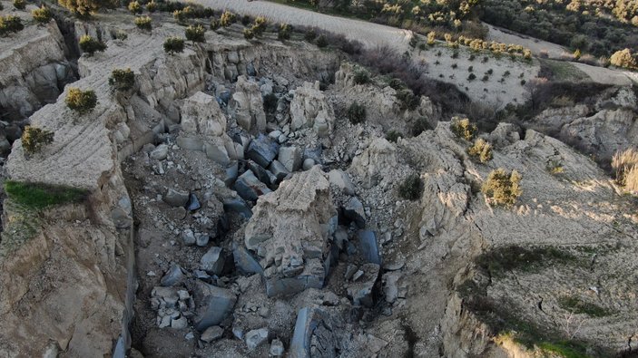 Hatay'da deprem sonrası 30 metre derinliğinde 200 metre genişliğinde yarık oluştu