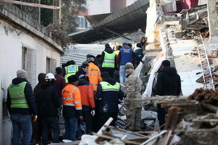 Hatay'da minik bebek ve ağabeyi 105'inci saatte kurtarıldı