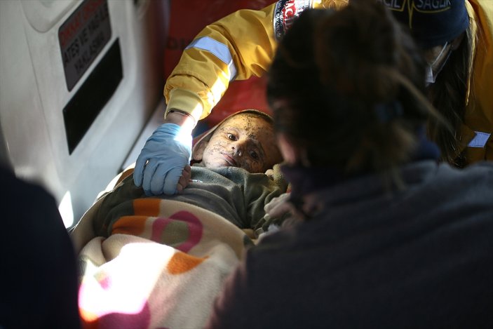Hatay'da minik bebek ve ağabeyi 105'inci saatte kurtarıldı